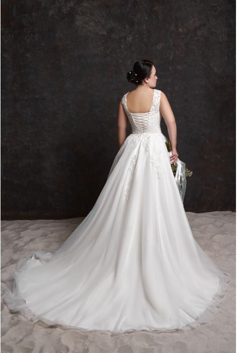 Hochzeitskleid für braut von Schantal, Kollektion Queen XXL, Modell 1002-D. Foto 4
