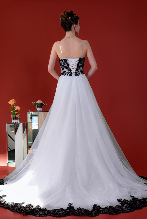 Hochzeitskleid für braut von Schantal, Kollektion Kiara, Modell 1174. Foto 5