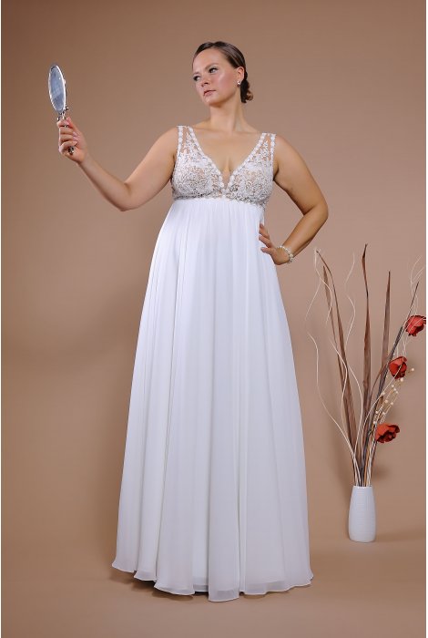 Hochzeitskleid für braut von Schantal, Kollektion Queen XXL, Modell 14028 XXL. Foto 3