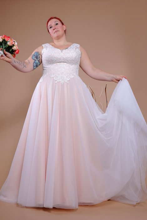Hochzeitskleid für braut von Schantal, Kollektion Queen XXL, Modell 14072 XXL. Foto 3