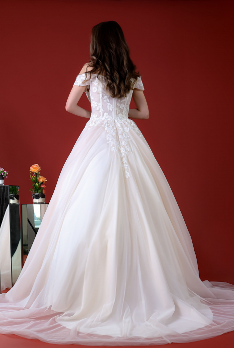 Hochzeitskleid für braut von Schantal, Kollektion Kiara, Modell 14196. Foto 5