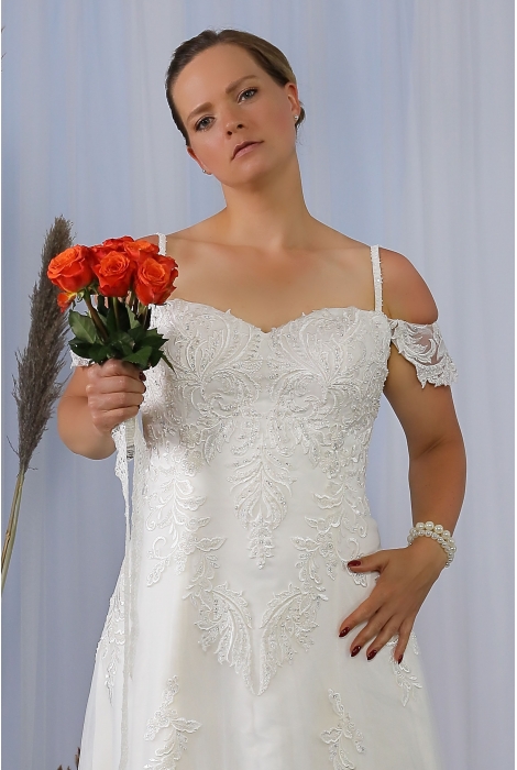 Hochzeitskleid für braut von Schantal, Kollektion Queen XXL, Modell 2282 XXL. Foto 3