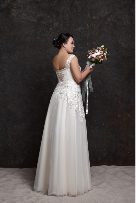 Hochzeitskleid für braut von Schantal, Kollektion Queen XXL, Modell 28027. Foto 2