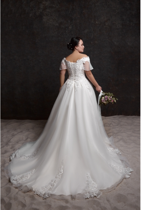 Hochzeitskleid für braut von Schantal, Kollektion Queen XXL, Modell 28029. Foto 2