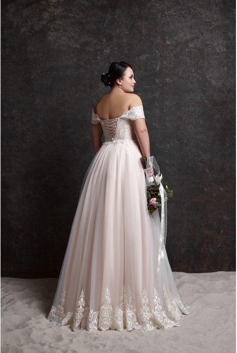 Hochzeitskleid für braut von Schantal, Kollektion Queen XXL, Modell 28053. Foto 4