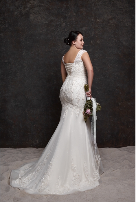 Hochzeitskleid für braut von Schantal, Kollektion Queen XXL, Modell 28057. Foto 2