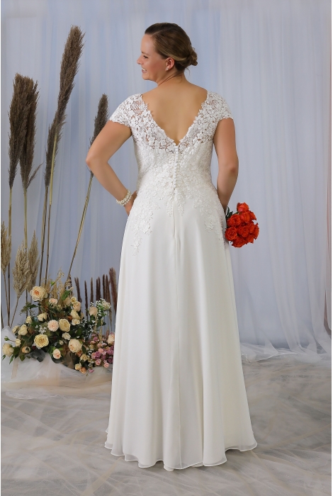 Hochzeitskleid für braut von Schantal, Kollektion Queen XXL, Modell 28413 XXL. Foto 3