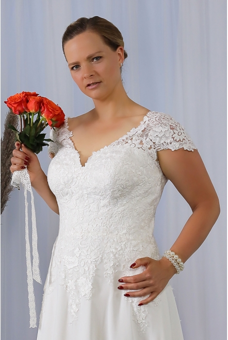 Hochzeitskleid für braut von Schantal, Kollektion Queen XXL, Modell 28413 XXL. Foto 2