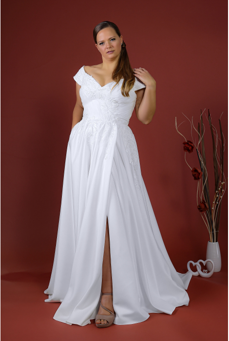 Hochzeitskleid für braut von Schantal, Kollektion Queen XXL, Modell 52009. Foto 3