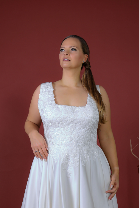 Hochzeitskleid für braut von Schantal, Kollektion Queen XXL, Modell 52012. Foto 2