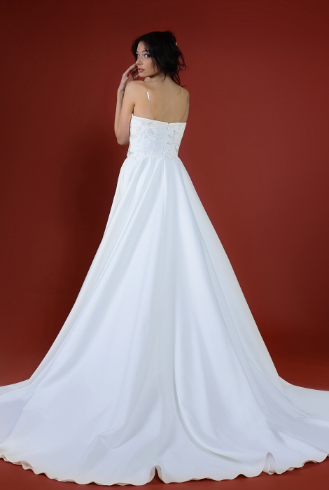 Hochzeitskleid für braut von Schantal, Kollektion Kiara, Modell 52032. Foto 6