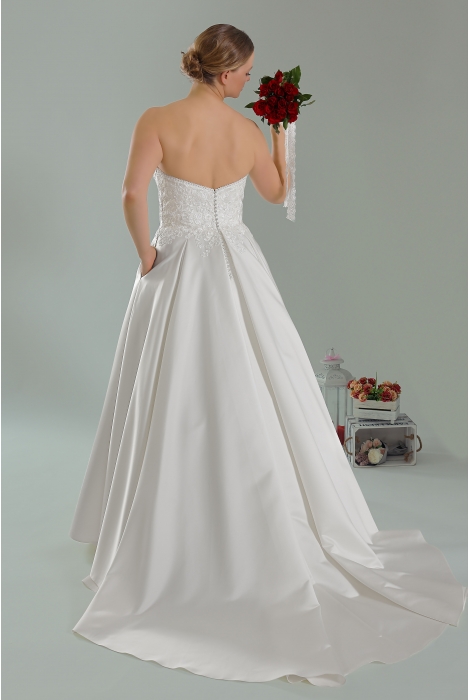 Hochzeitskleid für braut von Schantal, Kollektion Queen XXL, Modell 2222 XXL. Foto 4