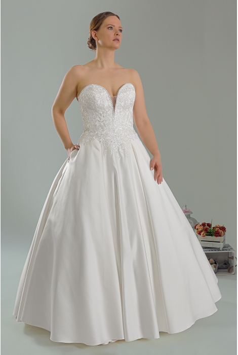Hochzeitskleid für braut von Schantal, Kollektion Queen XXL, Modell 2222 XXL. Foto 3