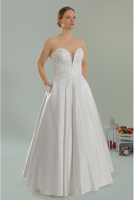 Hochzeitskleid für braut von Schantal, Kollektion Queen XXL, Modell 2222 XXL. Foto 1