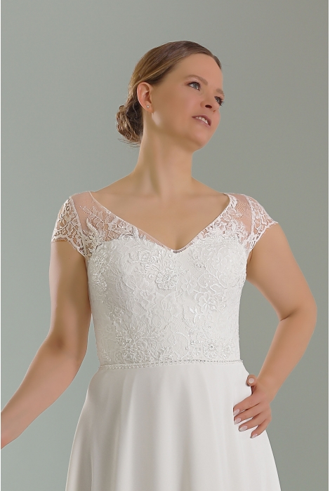 Hochzeitskleid für braut von Schantal, Kollektion Queen XXL, Modell 2237 XXL. Foto 2