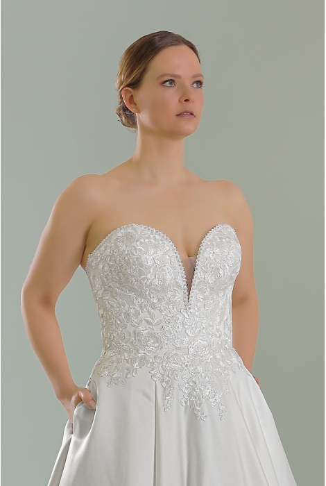 Hochzeitskleid für braut von Schantal, Kollektion Queen XXL, Modell 2222 XXL. Foto 2